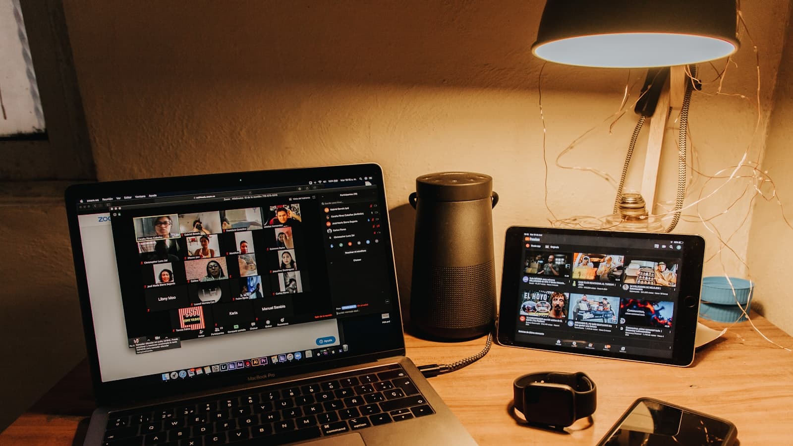 Notebook aberto sobre uma mesa junto a uma xícara